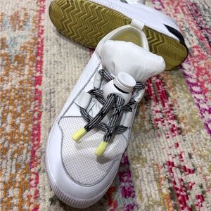 Good condition. No rips/tears. Dog friendly, smoke free home.